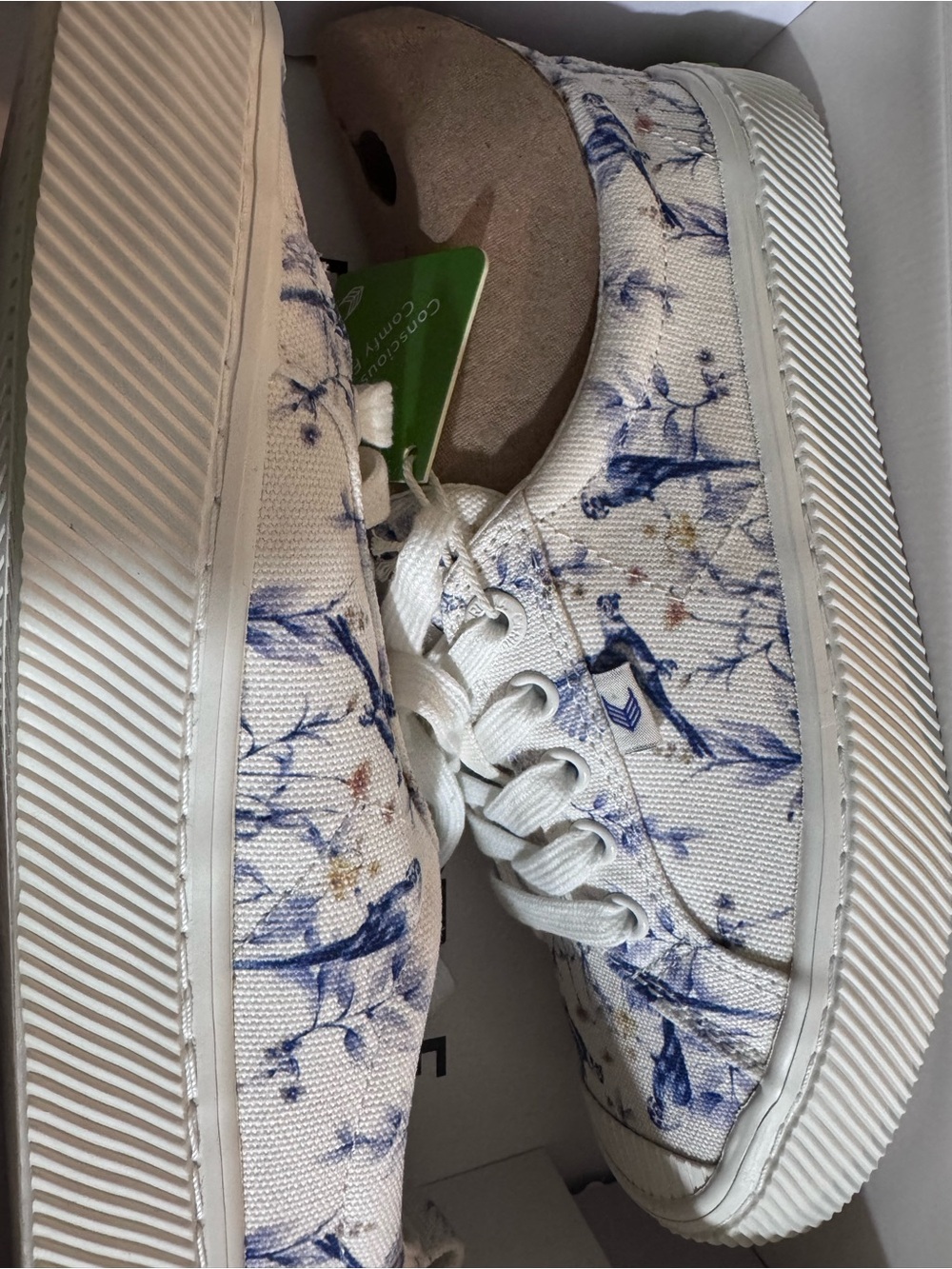 Cariuma 7 NWT White and Blue Coastal Canvas Sneakers Tropical Parrot Print